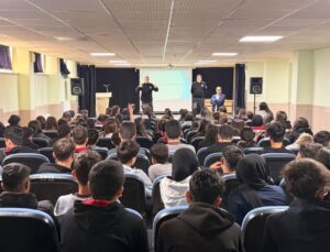 Niğde’de polis öğrencilere güvenli internet ve akran zorbalığını anlattı