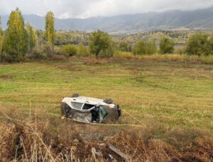 Otomobil şarampole devrildi; 2 yaralı