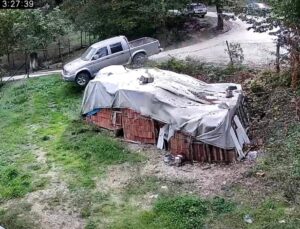 Otomobile çarpan kamyonetin bahçeye girdiği anlar kamerada
