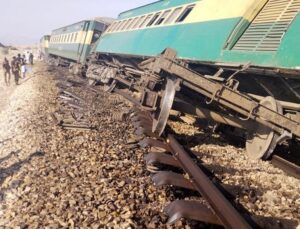 Pakistan’da Multan’da yolcu treni raydan çıktı, 5 kişi öldü, 30’dan fazla yaralı var