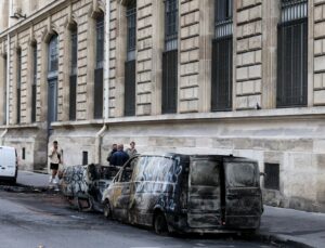 Paris’te protestolar nedeniyle Louvre dahil kültürel mekanlar cumartesi kapalı olacak
