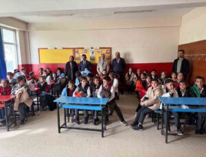 Patnos’ta 100 öğrenciye mont ve bot desteği Yukarıgöçmez’de dağıtıldı