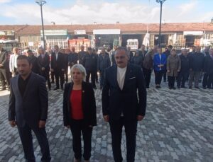 Pazaryeri’de 19 Ekim Muhtarlar Günü çelenk sunumu ve yemekle kutlandı