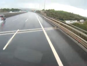 Pendik’te cip yağışta bariyerlere çarptı, kaza araç kamerasına yansıdı