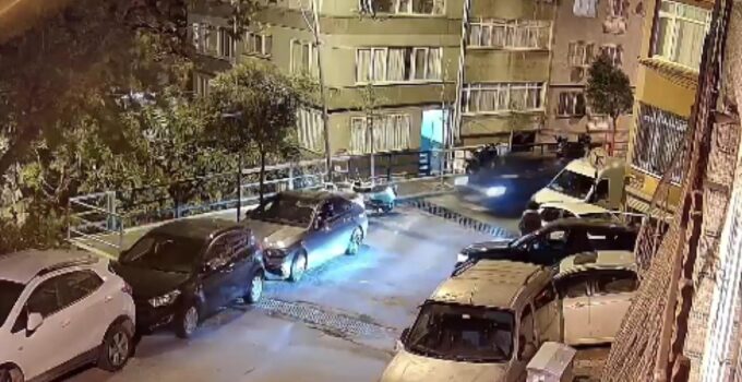 Polisten kaçan alkollü sürücü Şişli’de park halindeki araçlara daldı! Kaza anı kamerada