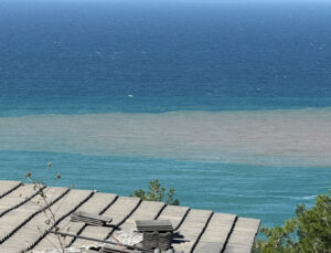 Sağanak sonrası Bartın Irmağı’nın döküldüğü noktada denizin rengi kahverengiye döndü