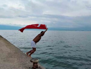 Şahin Sevinç, Gemlik’te soğuk havaya rağmen Türk bayrağıyla denize girdi
