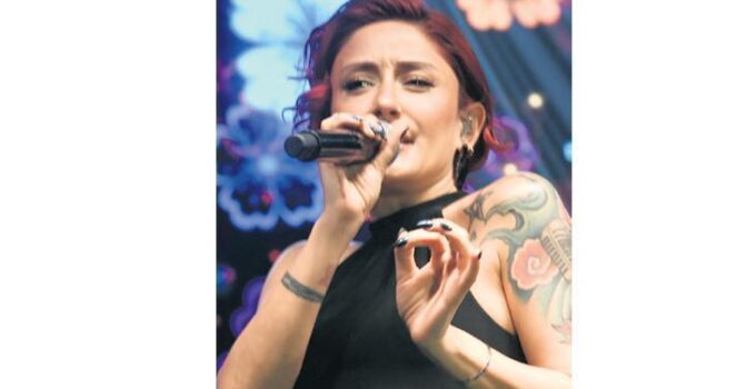 Sahneden ‘bebek’ diledi