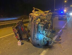 Sakarya Adapazarı’da refüje çarpıp devrilen hafif ticari aracın sürücüsü öldü