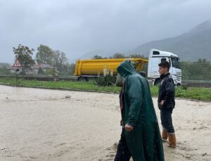 Sakarya Geyve’de sağanak, D-650 kara yolunda ulaşımı aksattı