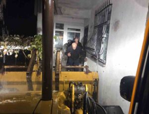 Sakarya Kaynarca’da selde mahsur kalan yaşlı çift kurtarıldı, 30 koyun tahliye edildi