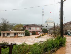 Sakarya’da sağanak KYK yurdunu su bastı! 700 öğrenci mahsur kaldı, tahliye sürüyor