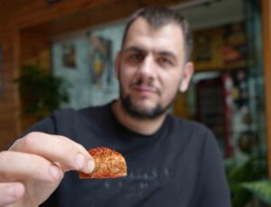 Samsun’da Caner Özsercan, 10 yıldır tatlı ve çay dahil her şeye pul biber katıyor