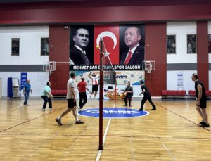 Samsun’da kamu ve basın temsilcileri obeziteyle mücadele için voleybol oynadı
