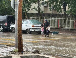 Şanlıurfa Siverek’te aniden bastıran sağanak günlük yaşamı olumsuz etkiledi