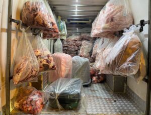 Sapanca’da durdurulan kamyonetten 2,8 ton menşei belirsiz et ve sakatat çıktı! İşletmeye 132 bin TL ceza