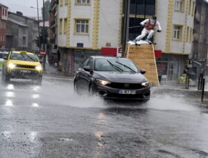 Sarıkamış’ta sağanak, Cumhuriyet Mahallesi’nde bina önlerinde gölet oluşturdu