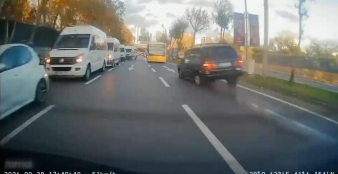 Sarıyer’de cip İETT otobüsüne çarptı, 3 kişi yaralandı; kaza anı kameraya yansıdı