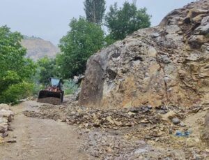 Sason’da Derince ve Yücebağ grup köy yolları heyelan sonrası yeniden ulaşıma açıldı