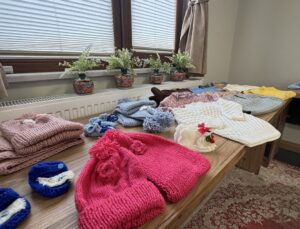 Şehit annelerinin ve eşlerinin ördüğü battaniyeler devlet korumasındaki bebeklere sarıldı