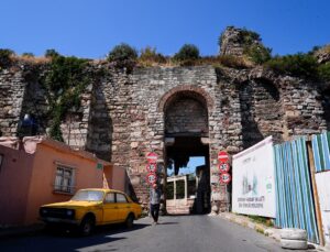 ŞEHRİN TARİHİNE AÇILAN KAPILAR – İstanbul’un ilk kuşatmasında sahabelerin şehit düştüğü kapı