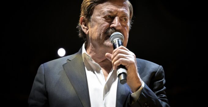 Selami Şahin, CSO Ada Ankara’nın sezon açılışında 60 yıllık şarkılarını söyledi