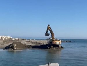 Sinop’ta Ayancık Kaymakamlığı zarar gören balıkçı barınağında temizlik başlattı