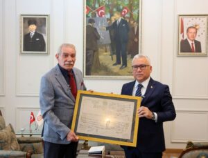 Sivaslı esir yüzbaşının belgeleri 110 yıl sonra torununa teslim edildi