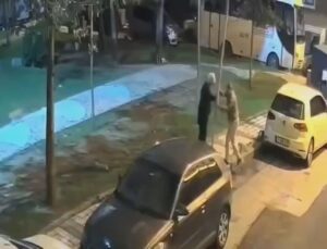 Sultangazi’de çift, yaya geçidi levhasını söktü, o anlar güvenlik kamerasına yansıdı