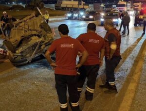 Sürücüsünün kontrolünden çıkan otomobil takla attı, 3 kişi hafif yaralandı