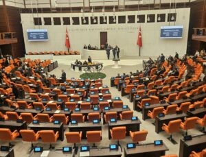 TBMM Genel Kurulu’nda fon düzenlemesi tartışması… Muhalefetten AK Parti’ye “gece yarısı önergesi” tepkisi: “En az 200 bin yatırımcının hakkı gasbedilecek”