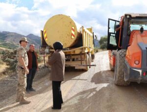 Tercan Kaymakamı Duman, Kemerçam köyü yolundaki 1. kat asfalt çalışmalarını inceledi