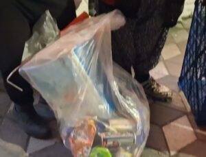 Tokat’ta 64 yaşındaki Çiseli Çevik hasta eşi ve engelli kızı için teneke topluyor