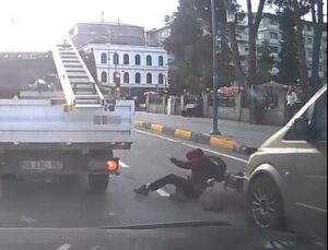 Trabzon Araklı’da minibüs 2 öğrenciye çarptı; kaza anı kameraya yansıdı