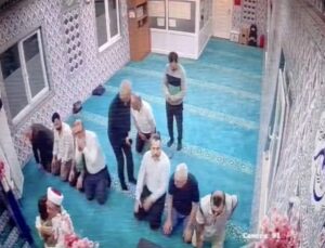 Trabzon Beşikdüzü’nde 5 yaşındaki Altan, özlediği hocasına camide sarıldı