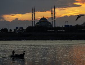 Trabzon’da balıkçılar gün doğumunda Faroz’da Karadeniz’e açıldı