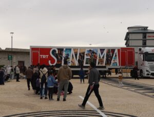 TRT Mobil Sinema Tırı, Iğdır’da çocuklara yağmura rağmen sinema keyfi sundu