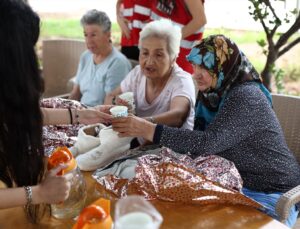 Türk Kızılay gönüllüleri, Dünya Yaşlılar Günü’nde Mersin’deki huzurevini ziyaret etti