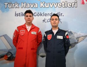 Türk Yıldızları pilotları Şanlıurfa’da gençlere hayallerinden vazgeçmeyin dedi