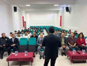 Türkeli Kaymakamı, YKS’ye hazırlanan 12. sınıflarla görüş alışverişinde bulundu