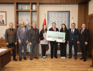 Türkiye birincisi Tavşanlı Kız Anadolu İHL öğrencileri Vali Işın’ı ziyaret etti