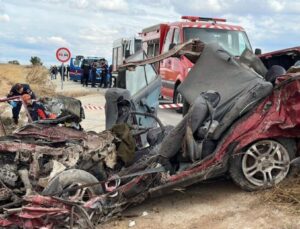 Uşak’ta kamyon ile otomobil çarpıştı: 3 ölü, 1 yaralı