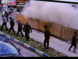 Van İpekyolu’nda temel kazısı sırasında bitişikteki lokantanın bir bölümü çöktü