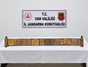 Van’da Tevrat olduğu değerlendirilen 310 santimlik eser ele geçirildi! Altın yaldızla işlenmiş