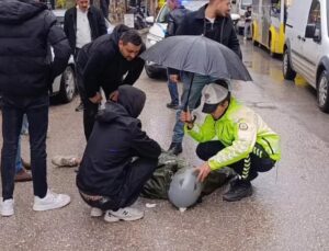 Yağmur altında yaptığı hareket karşılıksız kalmadı! Kadın polise anlamlı ödül