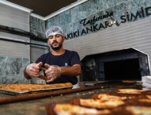 Yaklaşık 100 çeşidi bulunan simit, öğrenci talepleriyle kafe konseptinde çeşitleniyor
