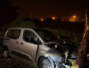 Yalova Çınarcık’ta yağış nedeniyle hafif ticari araç ağaca çarptı, sürücü yaralandı