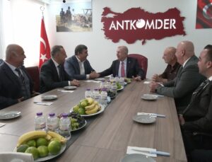 Zafer Partisi Genel Başkanı Özdağ, Antalya’daki hal derneğinde Akcan ile görüştü