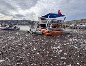 Zonguldak Limanı’nda sağanak sonrası evsel atıklar ve pet şişeler birikti