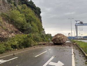 Zonguldak’ta Ereğli-Alaplı yolu sağanakta düşen kaya nedeniyle tek yönde kapandı